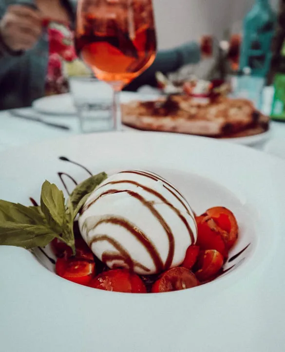 Dessert mit Schokoladensauce und Erdbeeren im Primavera